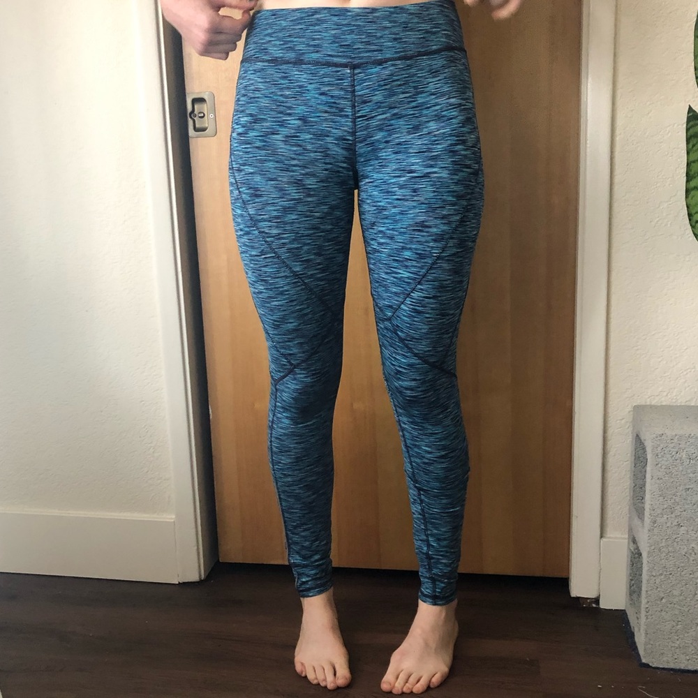 Blue leggings with cool striped pattern